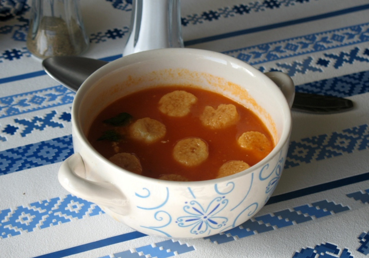 Zupa pomidorowa z ginem foto