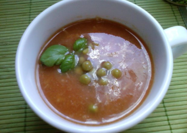 Fotografia przedstawiająca Zupa pomidorowa z groszkiem i makaronem