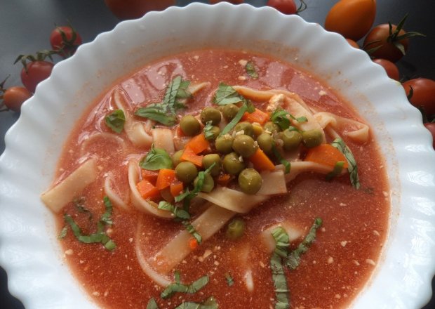 Fotografia przedstawiająca Zupa pomidorowa z groszkiem i z makaronem tagliatelle.