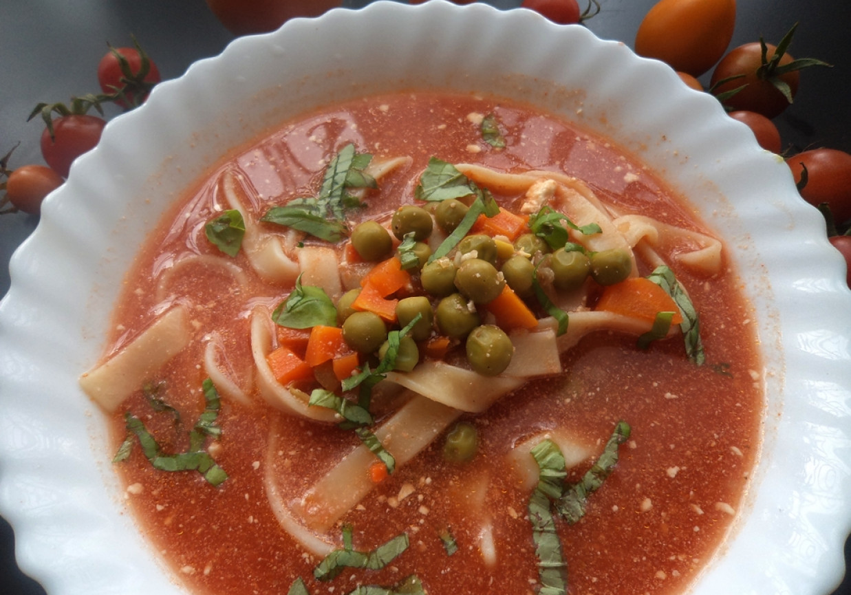 Zupa pomidorowa z groszkiem i z makaronem tagliatelle. foto