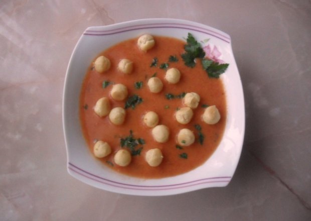 Fotografia przedstawiająca Zupa pomidorowa z groszkiem ptysiowym