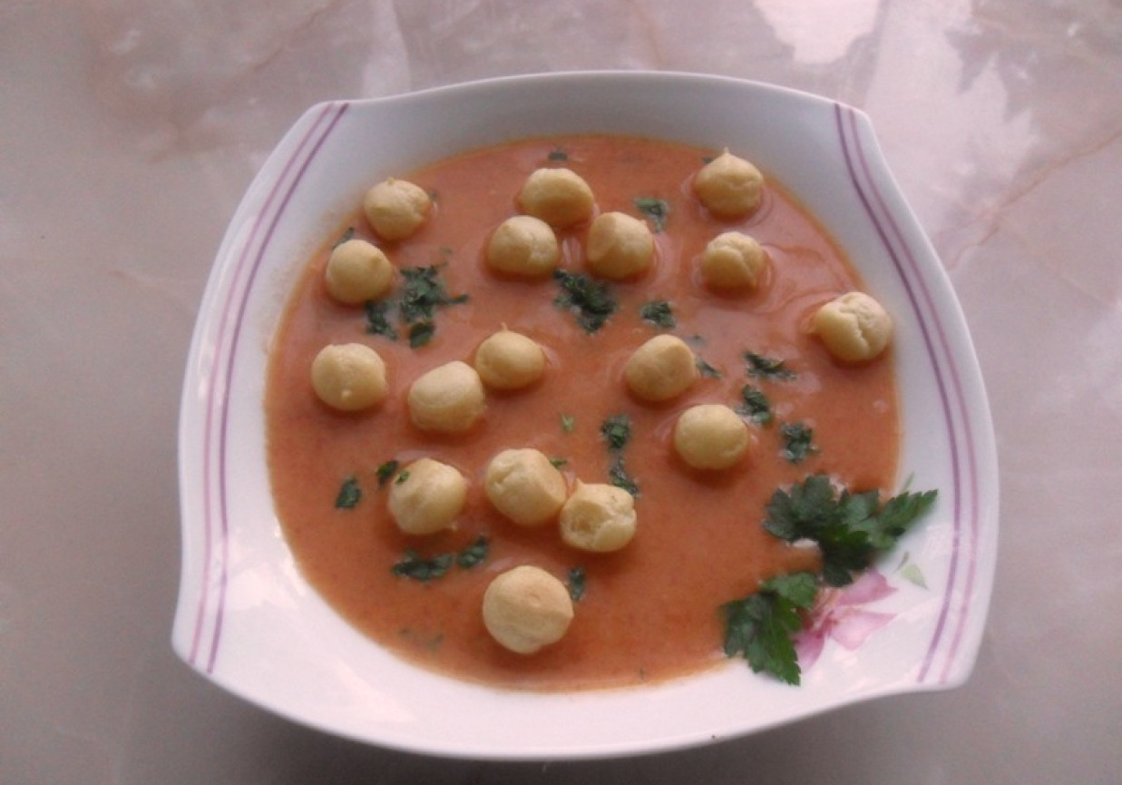 Zupa pomidorowa z groszkiem ptysiowym foto