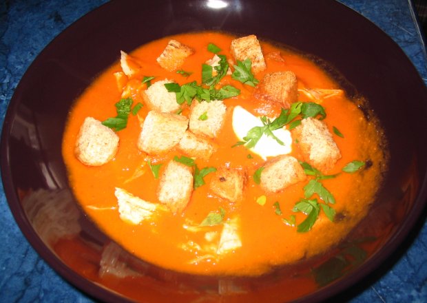 Fotografia przedstawiająca zupa pomidorowa z grzankami