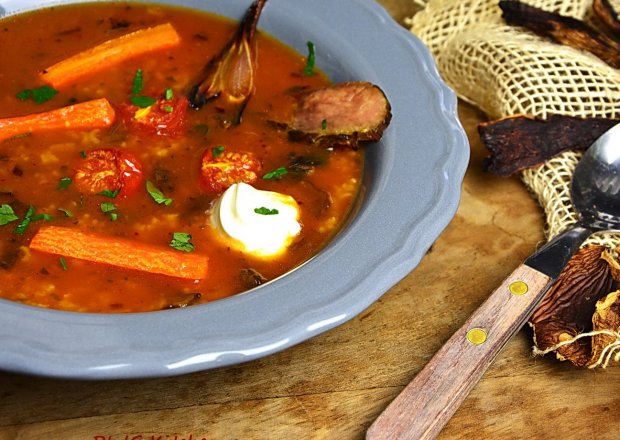 Fotografia przedstawiająca Zupa pomidorowa z grzybami i ryżem