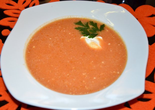 Fotografia przedstawiająca Zupa pomidorowa z gwiazdeczkami