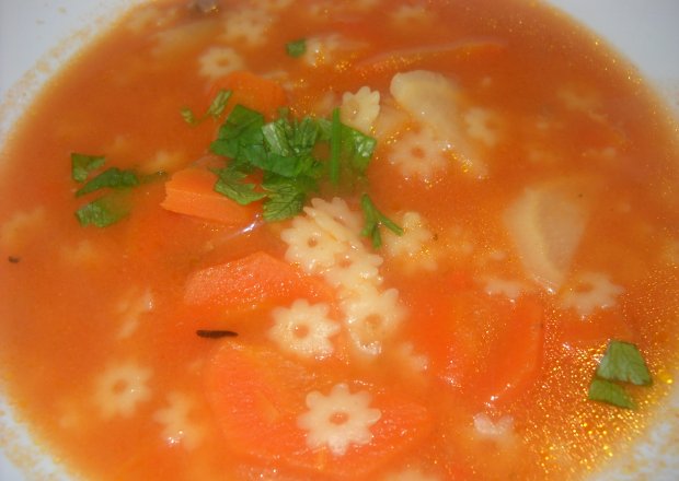 Fotografia przedstawiająca zupa pomidorowa z gwiazdkami i kminkiem dla dziecka