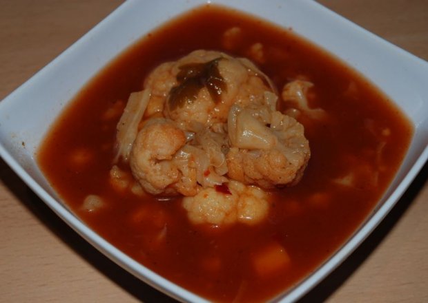 Fotografia przedstawiająca Zupa pomidorowa z kalafiorem na szybko