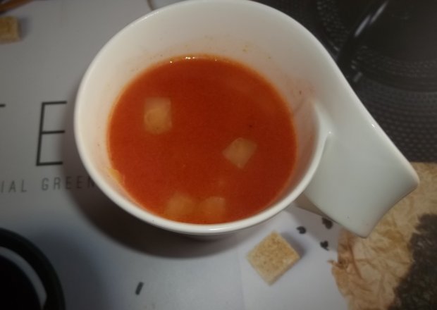 Fotografia przedstawiająca Zupa pomidorowa z kalarepą (podana w kubkach)