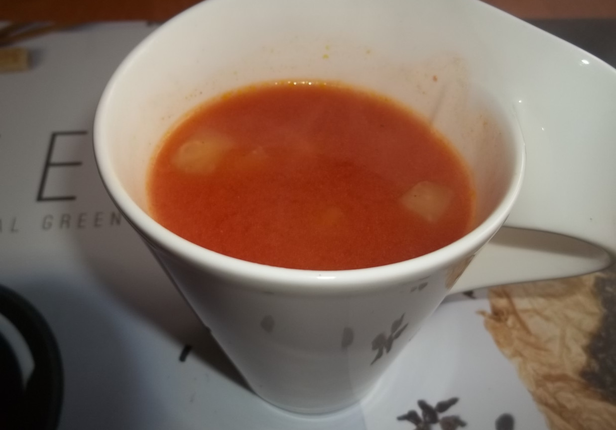 Zupa pomidorowa z kalarepą (podana w kubkach) foto
