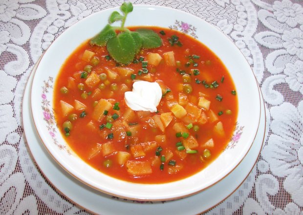 Fotografia przedstawiająca Zupa pomidorowa z kalarepką
