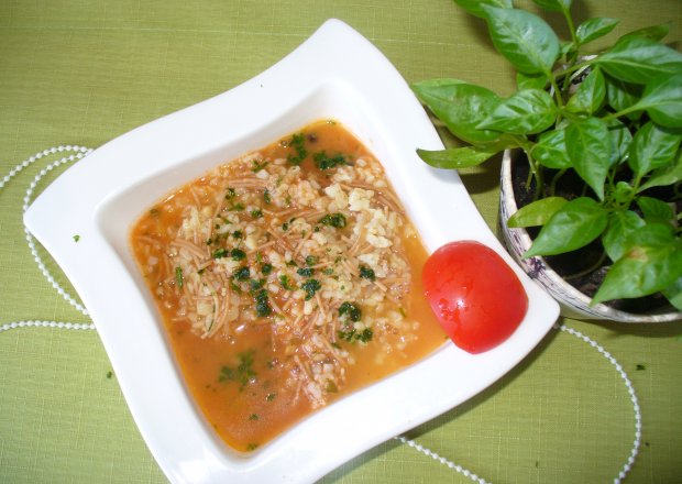 Fotografia przedstawiająca Zupa pomidorowa  z kaszą  blgur  z dodatkiem makaronu  z pszenicy durum