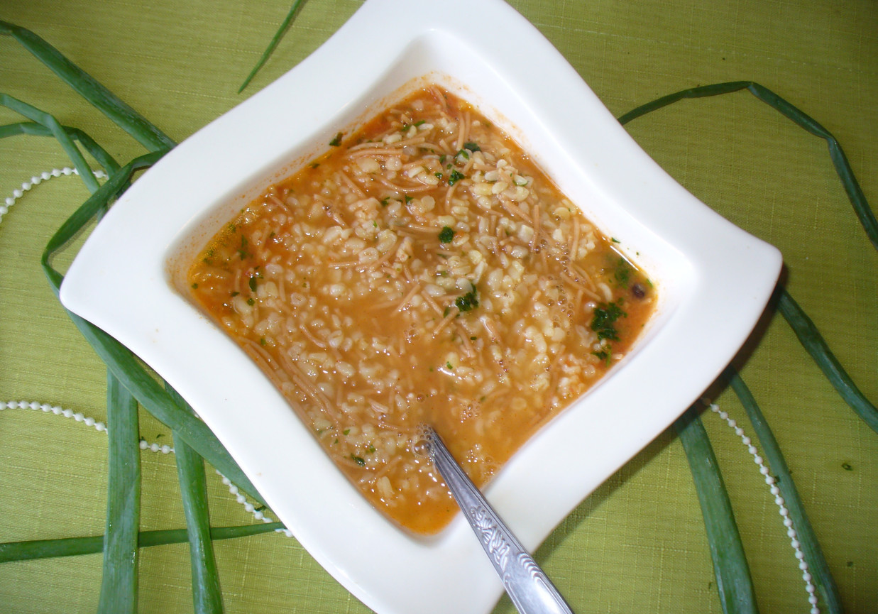 Zupa pomidorowa  z kaszą  blgur  z dodatkiem makaronu  z pszenicy durum foto