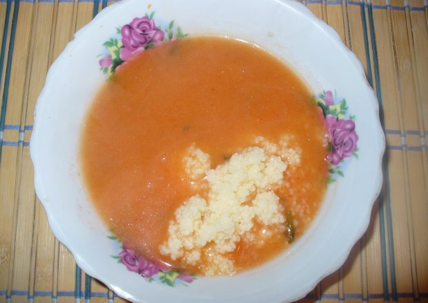 Fotografia przedstawiająca Zupa pomidorowa z kaszą kuskus