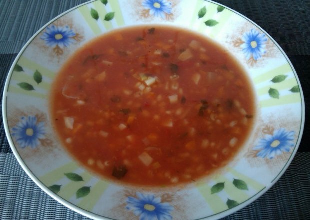 Fotografia przedstawiająca Zupa pomidorowa z kaszą pęczak
