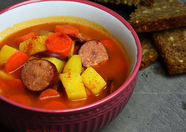 Fotografia przedstawiająca Zupa pomidorowa z kiełbasą i ziemniakami