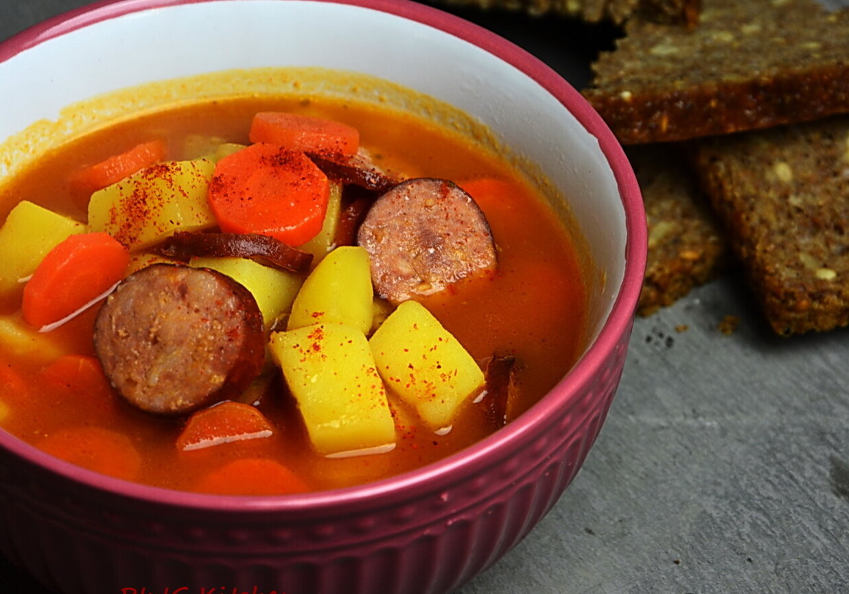 Zupa pomidorowa z kiełbasą i ziemniakami foto