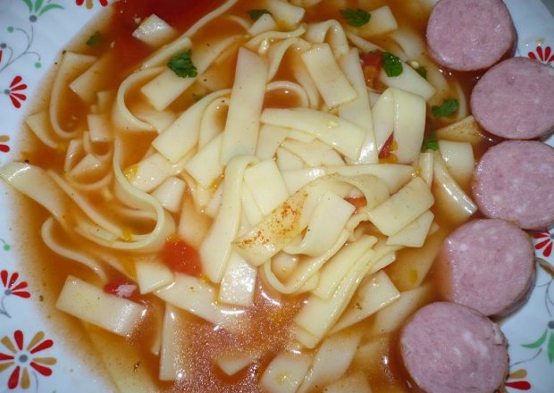 Fotografia przedstawiająca Zupa pomidorowa z kiełbasą