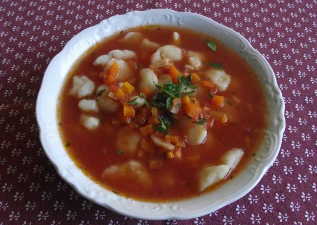 Fotografia przedstawiająca Zupa pomidorowa z kluseczkami