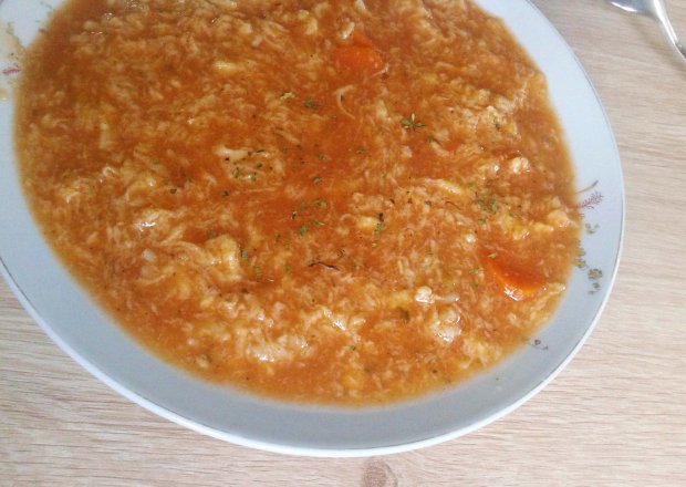Fotografia przedstawiająca Zupa pomidorowa z kluskami lanymi i lubczykiem