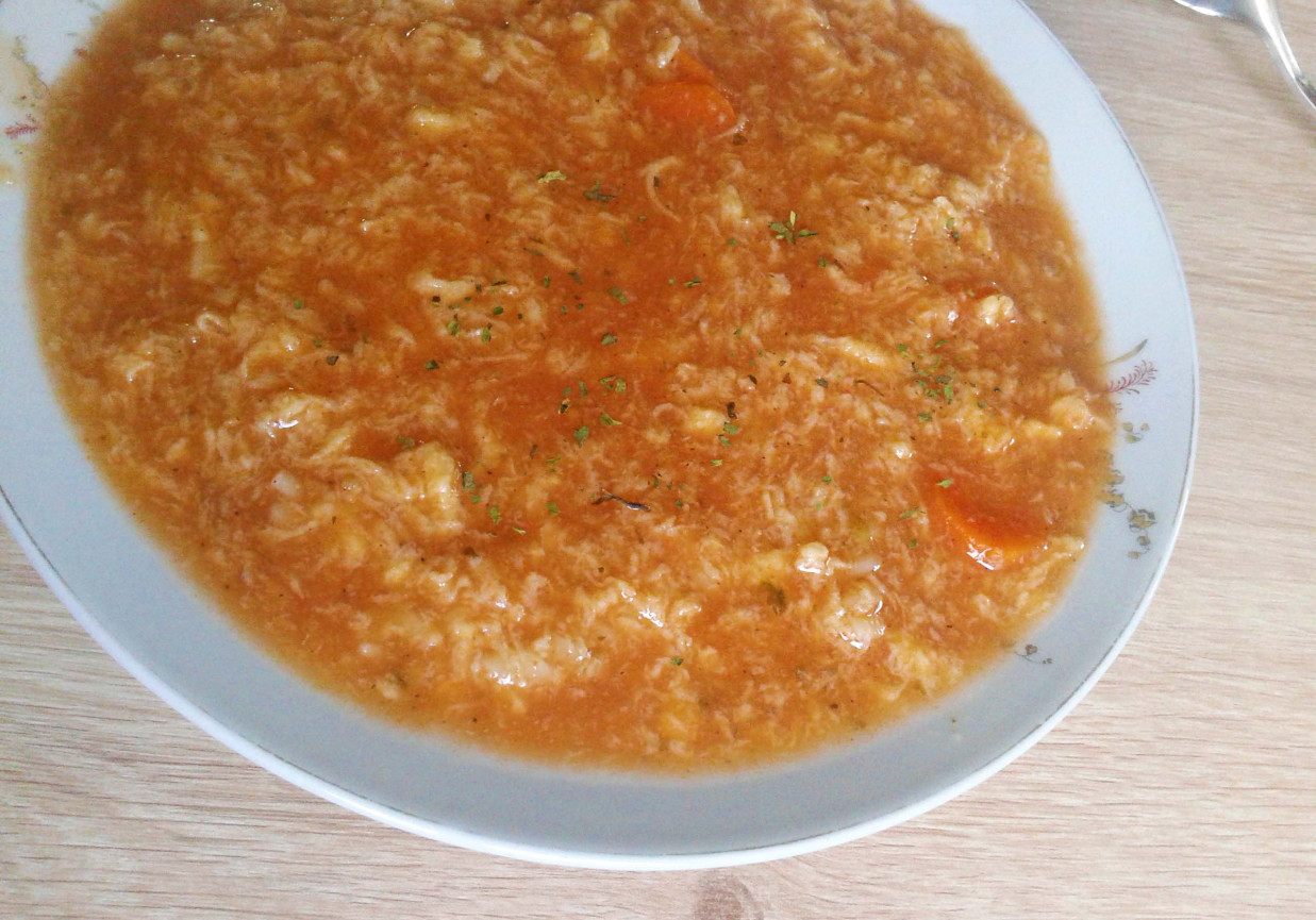 Zupa pomidorowa z kluskami lanymi i lubczykiem foto