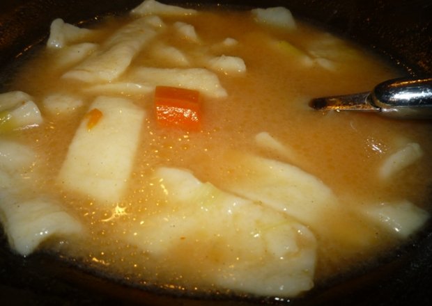 Fotografia przedstawiająca zupa pomidorowa z kluskami swoiskimi