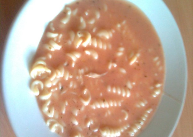 Fotografia przedstawiająca Zupa pomidorowa z koperkiem