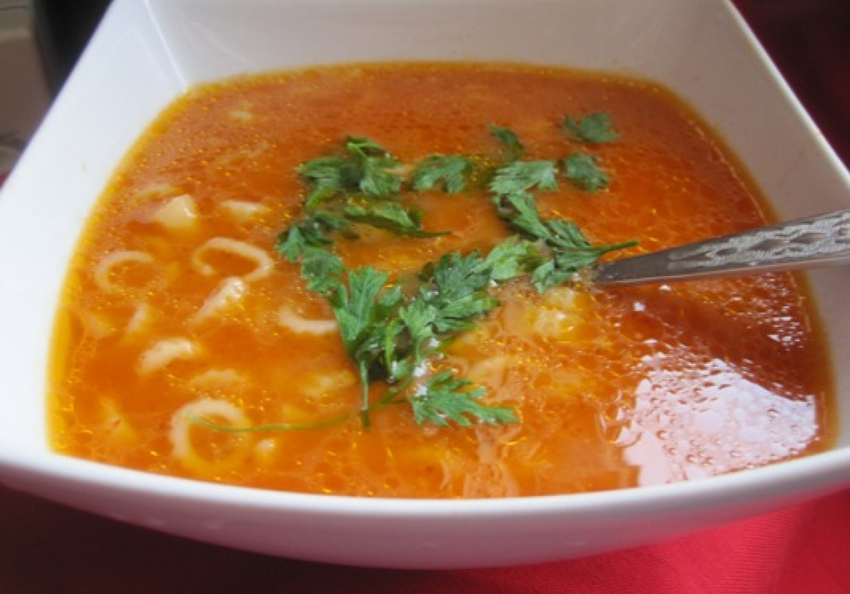 Zupa pomidorowa z koralikami i pietruszką foto