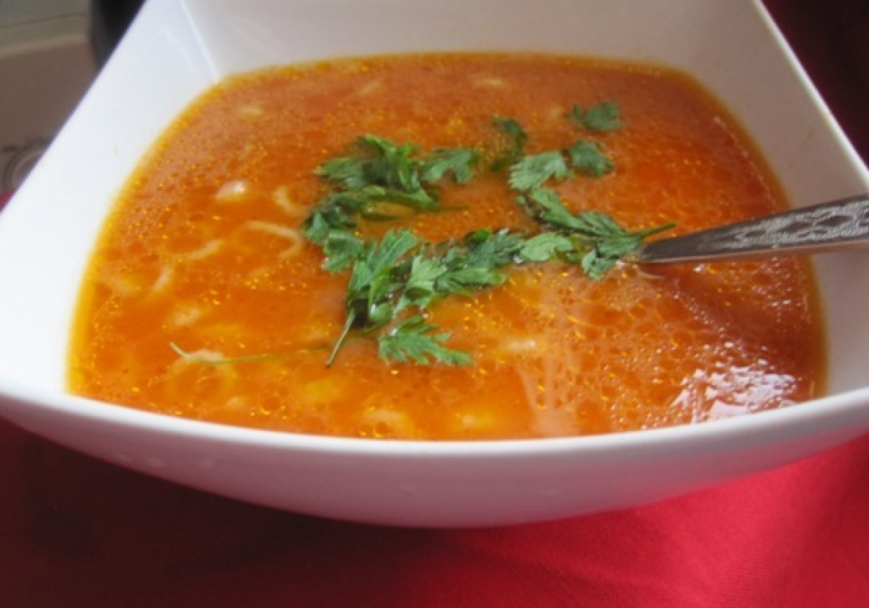 Zupa pomidorowa z koralikami i pietruszką foto
