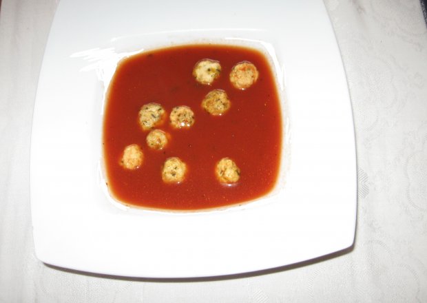 Fotografia przedstawiająca Zupa pomidorowa z kotlecikami