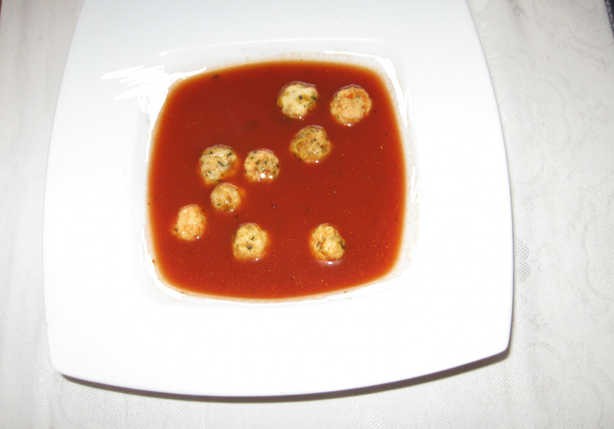 Zupa pomidorowa z kotlecikami foto