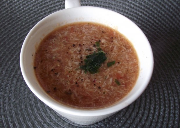 Fotografia przedstawiająca Zupa pomidorowa z kurczakiem