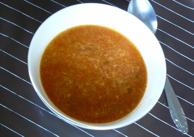 Fotografia przedstawiająca Zupa pomidorowa z lanym ciastem