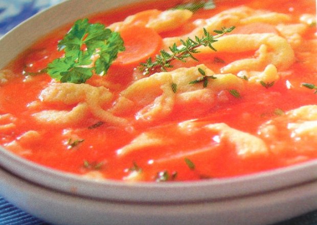 Fotografia przedstawiająca Zupa pomidorowa z lanymi kluseczkami