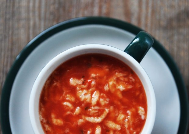 Fotografia przedstawiająca Zupa pomidorowa z lanymi kluskami