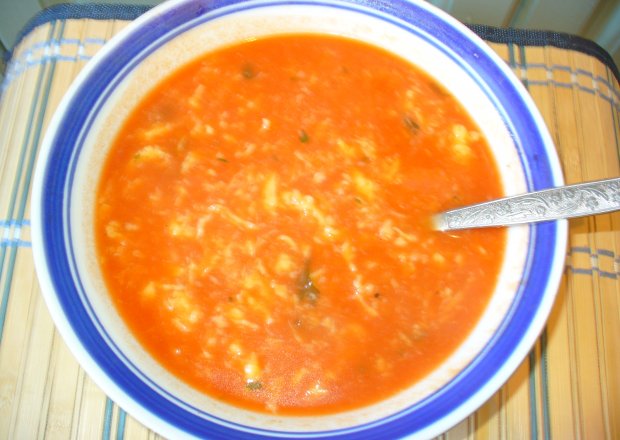 Fotografia przedstawiająca Zupa pomidorowa z lanymi
