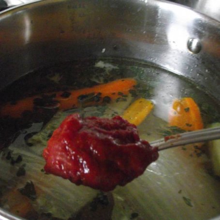 Krok 2 - Zupa pomidorowa z makaronem i mięsnymi kulkami  foto