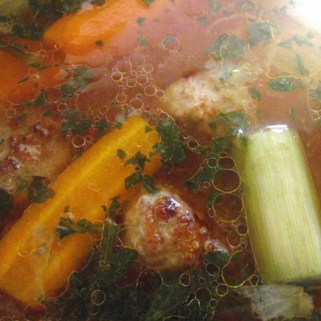 Krok 6 - Zupa pomidorowa z makaronem i mięsnymi kulkami  foto