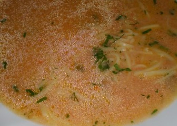 Fotografia przedstawiająca Zupa pomidorowa z makaronem i śmietaną
