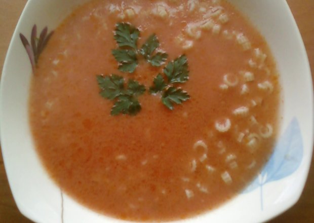Fotografia przedstawiająca Zupa pomidorowa z makaronem koraliki