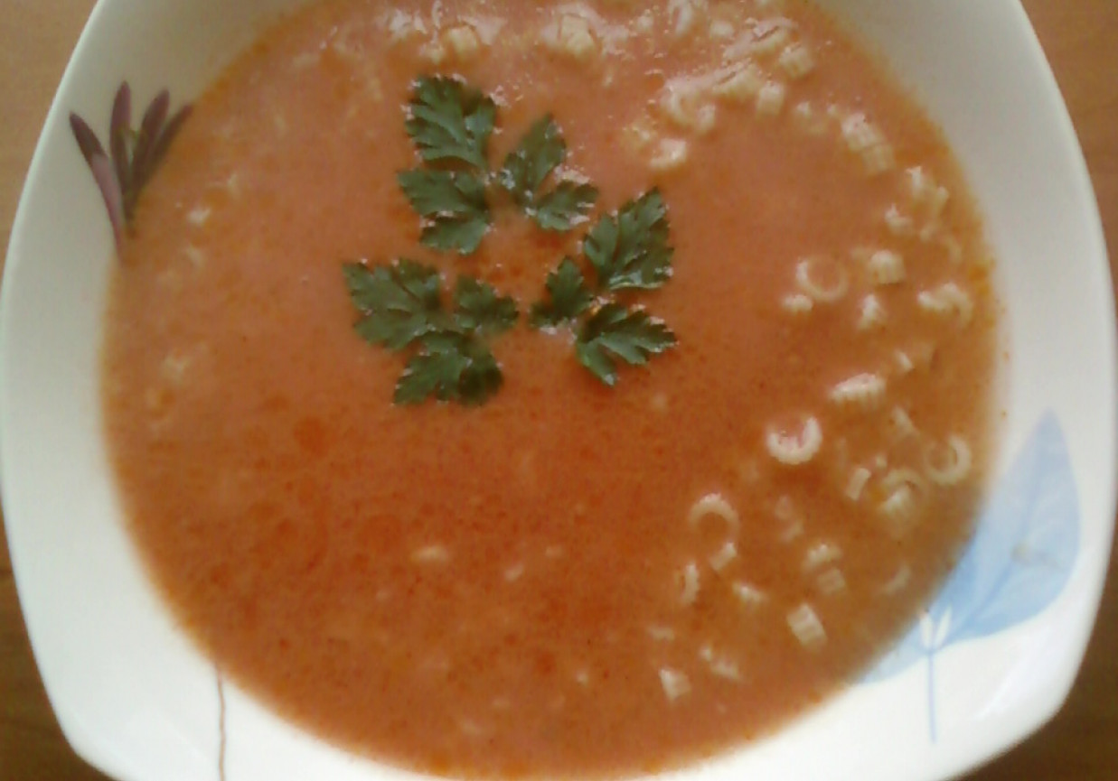 Zupa pomidorowa z makaronem koraliki foto