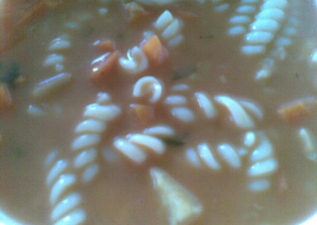 Fotografia przedstawiająca zupa pomidorowa z makaronem na żeberkach