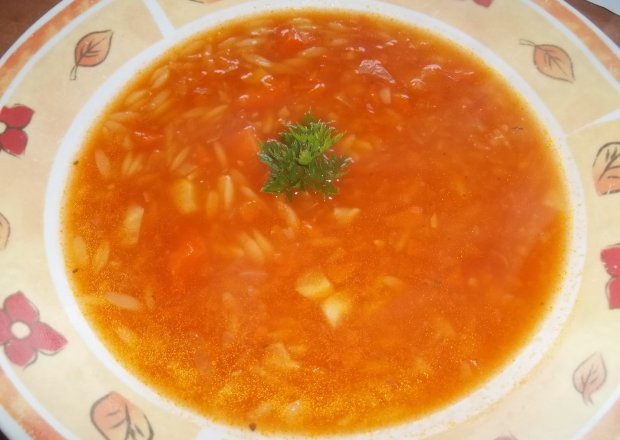 Fotografia przedstawiająca Zupa pomidorowa z makaronem ryżowym