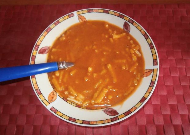 Fotografia przedstawiająca Zupa pomidorowa z makaronem.