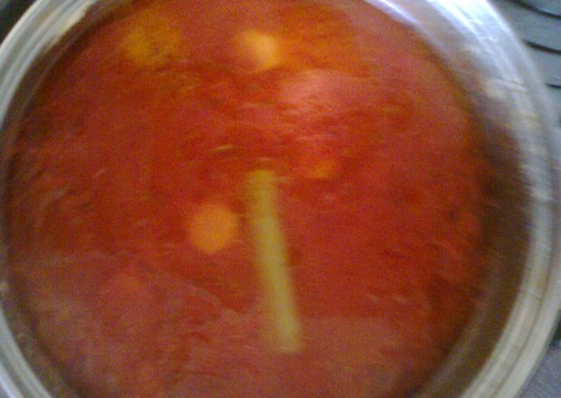 Fotografia przedstawiająca Zupa pomidorowa z makaronem