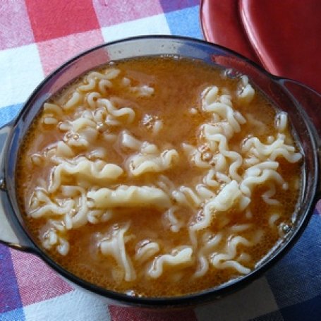 Krok 3 - Zupa pomidorowa z makaronem foto