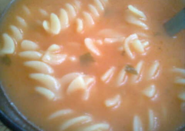 Fotografia przedstawiająca Zupa pomidorowa z makaronem