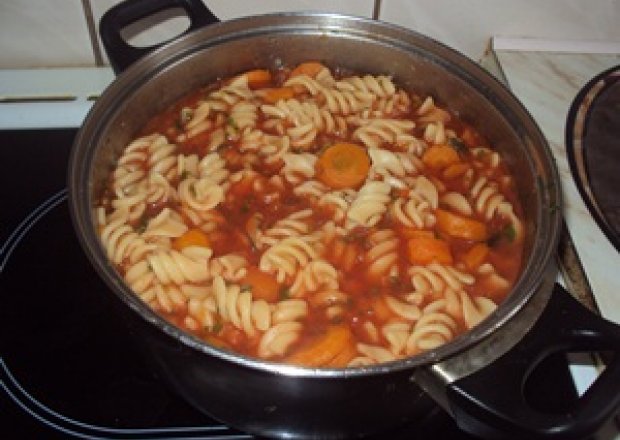 Fotografia przedstawiająca zupa pomidorowa z makaronem