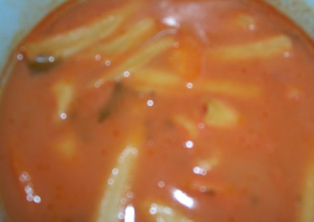 Fotografia przedstawiająca zupa pomidorowa z makaronem