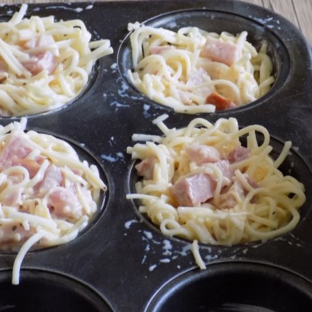 Krok 2 - Zupa pomidorowa z makaronowymi koszyczkami foto