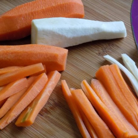Krok 4 - Zupa pomidorowa z makaronowymi koszyczkami foto